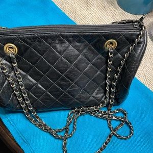 ❌sold❌Stylish black leather quilted barrel handbag